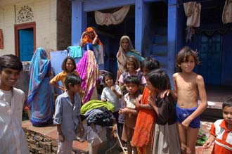 JAI Karauli in Rajasthan - group portrait kids 06 with women doing laundry 3008x2000