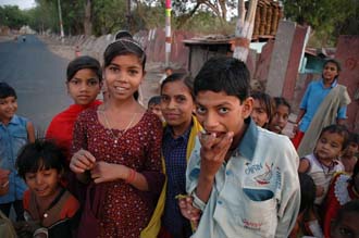 JAI Karauli in Rajasthan - group portrait kids on street 3008x2000