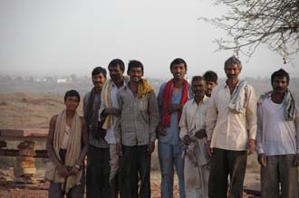 JAI Karauli in Rajasthan - group portrait with very friendly roadmen 3008x2000