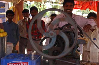 JAI Karauli in Rajasthan - juice vendor preparing sugar can juice with machine 3008x2000