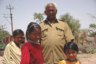 JAI Karauli in Rajasthan - portrait girl 02 with sister and grandfather 3008x2000