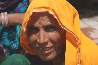 JAI Karauli in Rajasthan - portrait woman 01 with traditional dress 3008x2000