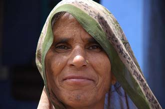 JAI Karauli in Rajasthan - portrait woman 02 with traditional dress 3008x2000