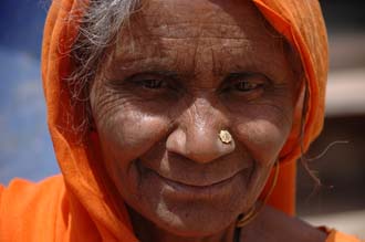 JAI Karauli in Rajasthan - portrait woman 03 with traditional dress 3008x2000