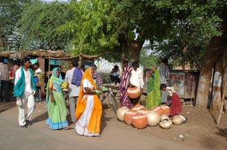 JAI Karauli in Rajasthan - women on the local market and pottery 3008x2000