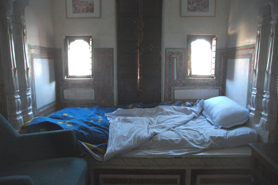 DEL Mandawa in Shekawati region - Hotel Mandawa Haveli guest room with heavily decorated walls 3008x2000