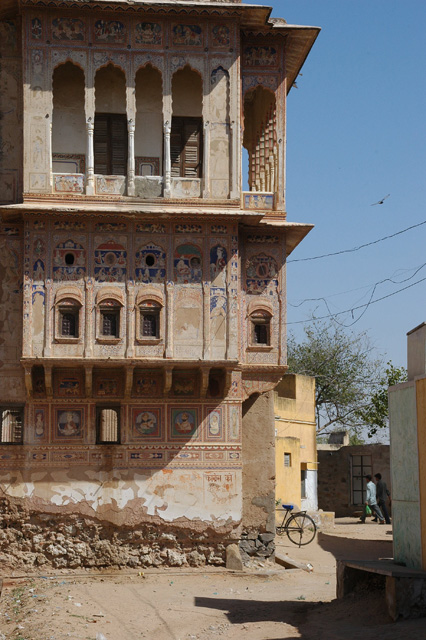 DEL Mandawa in Shekawati region - colourful and beautifully painted haveli residence 02 3008x2000