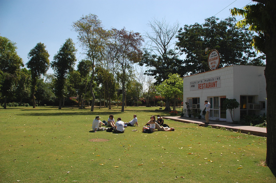 DEL rest in the park of a Restaurant on the road from Delhi to Mandawa 3008x2000