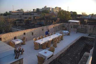 DEL Mandawa in Shekawati region - Hotel Mandawa Haveli dinner table of rooftop restaurant 3008x2000