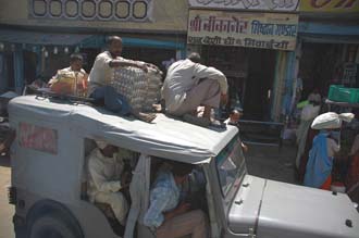 DEL overloaded Jeep with eggs on the roof of the car on the road from Delhi to Mandawa 3008x2000