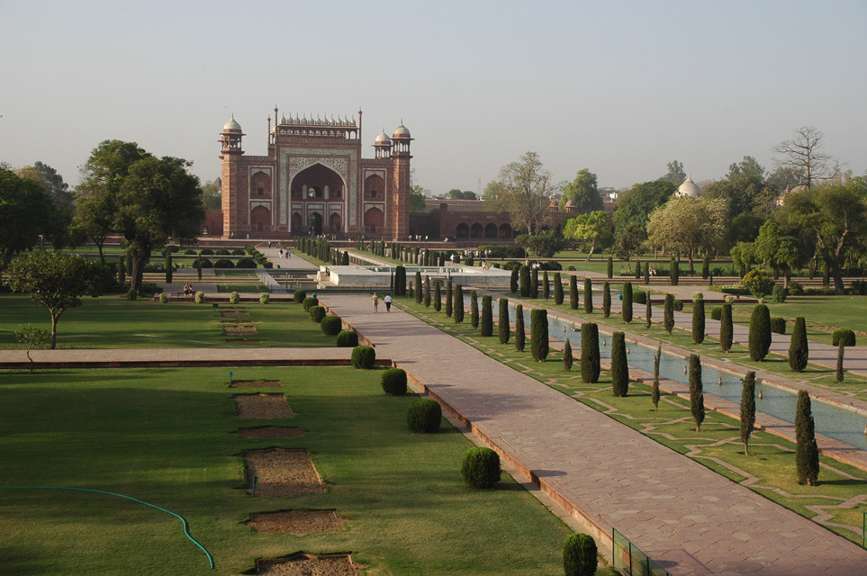AGR Agra - Taj Mahal sandstone gateway to the inner compound with ornamental gardens 3008x2000