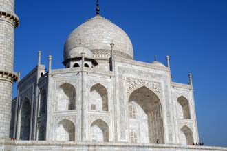 AGR Agra - Taj Mahal building with detail of decorative white minaret on corner of the platform 3008x2000