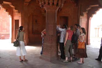 AGR Fatehpur Sikri ghost city - carved stone column in the Diwan-i-Khas or Hall of Private Audiences 3008x2000