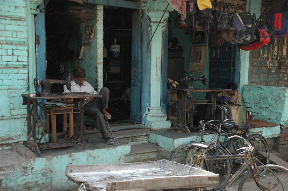 VNS Varanasi or Benares - cobbler and tailor shop with antique sewing-machine 3008x2000