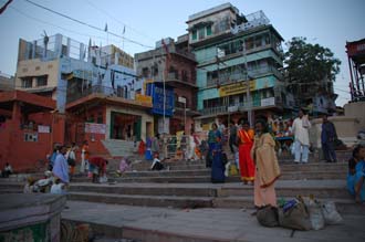 VNS Varanasi or Benares - Hindu pilgrims and beggars on the stairs of Dasaswamedh Ghat by dawn 3008x2000