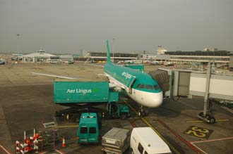 DUB Dublin Airport - Aer Lingus Airbus A320 at the gate 3008x2000