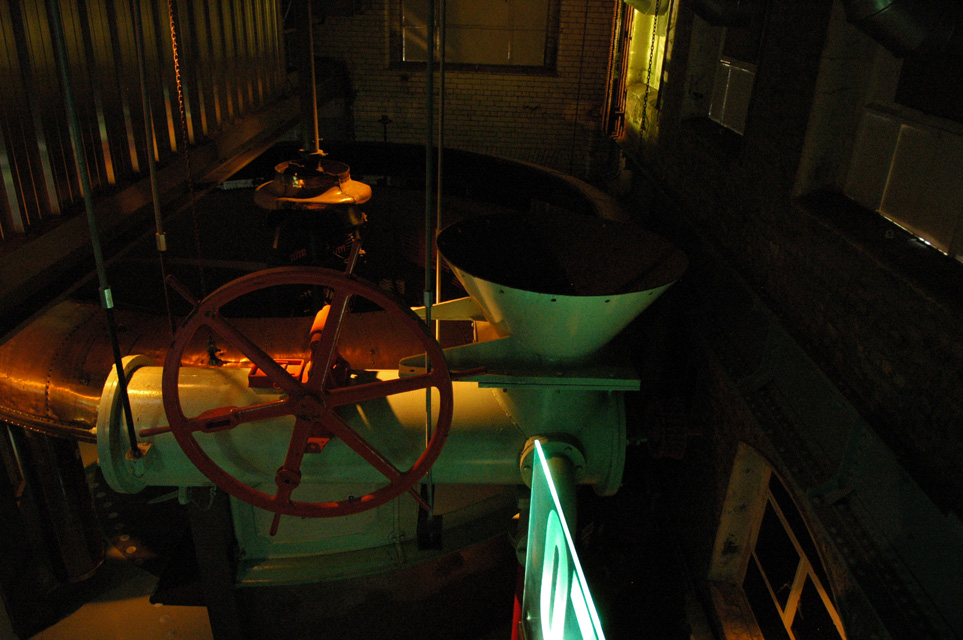 DUB Dublin - Guinness Storehouse and Brewery museum - machine 3008x2000