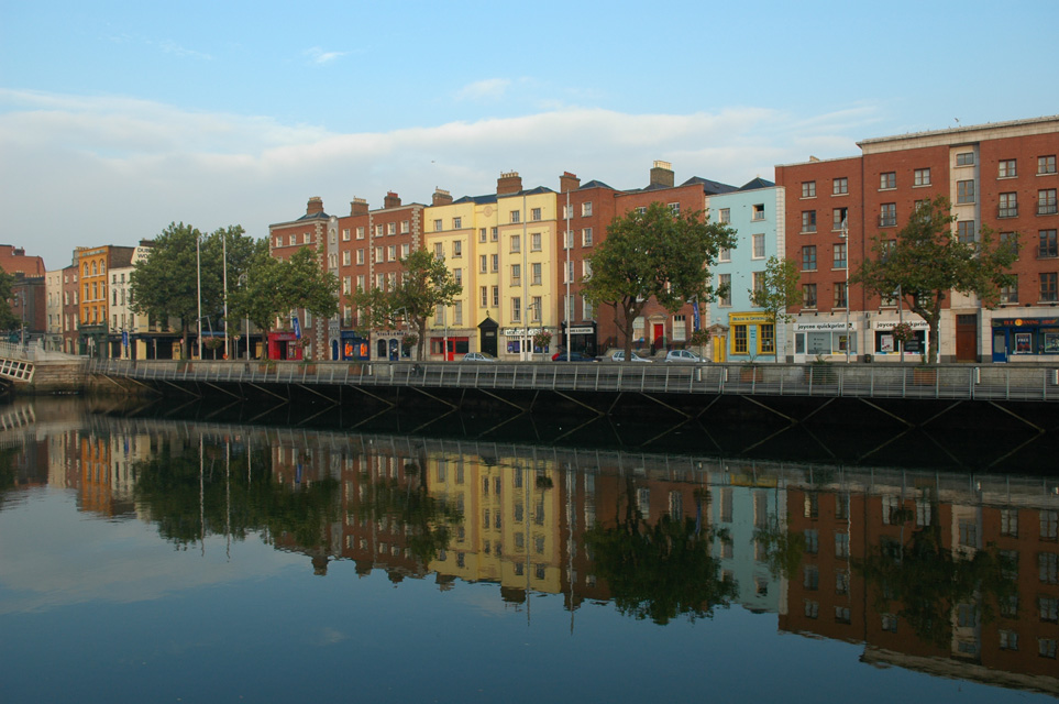 DUB Dublin - River Liffey with Bachelors Walk and Liffey Boardwalk at sunrise 02 3008x2000