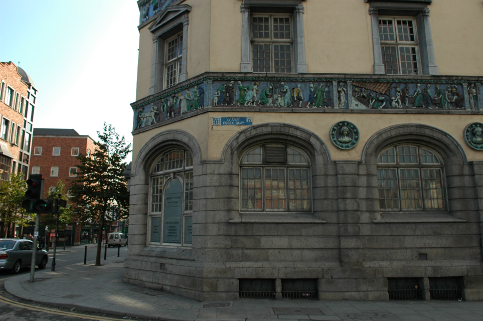 DUB Dublin - house on Essex Quay with decorated facade 01 3008x2000
