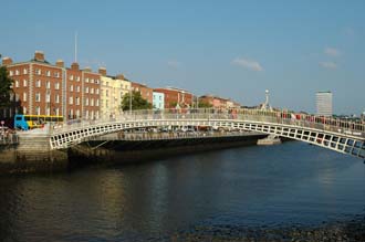 DUB Dublin - Ha penny Bridge and River Liffey 01 3008x2000