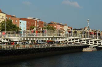 DUB Dublin - Ha penny Bridge and River Liffey 02 3008x2000