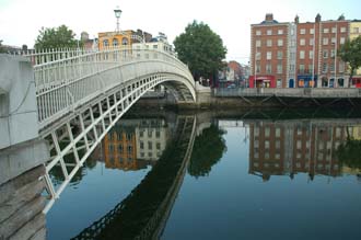 DUB Dublin - Ha penny Bridge and River Liffey 04 3008x2000
