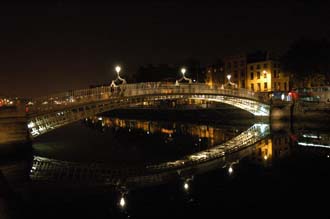 DUB Dublin - Ha penny Bridge and River Liffey by night 01 3008x2000