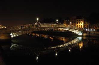 DUB Dublin - Ha penny Bridge and River Liffey by night 02 3008x2000