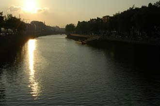 DUB Dublin - River Liffey at sunset with Ha Penny Bridge and Liffey Boardwalk 3008x2000
