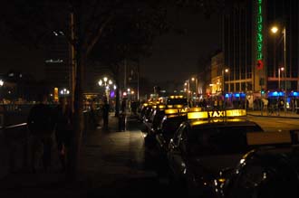 DUB Dublin - Taxis on Aston Quay by night 01 3008x2000