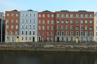 DUB Dublin - houses on Arran Quay with Liffey River 01 3008x2000