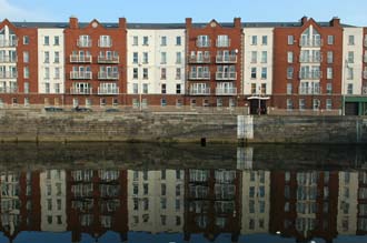 DUB Dublin - houses on Ellis Quay with Liffey River 3008x2000