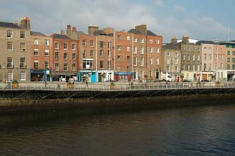 DUB Dublin - houses on Ormond Quay Lower with Liffey Boardwalk and River Liffey 01 3008x2000