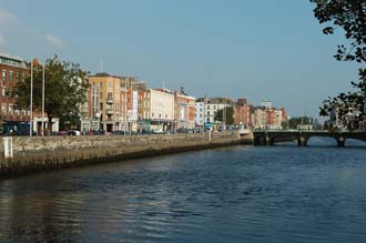 DUB Dublin - houses on Ormond Quay Upper and River Liffey 01 3008x2000