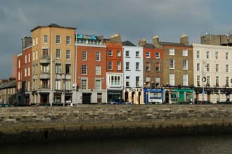 DUB Dublin - houses on Ormond Quay Upper and River Liffey 04 3008x2000