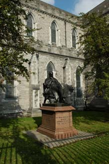 DUB Dublin - statue of Sir Benjamin Lee Guinness outside St Patricks Cathedral 02 3008x2000