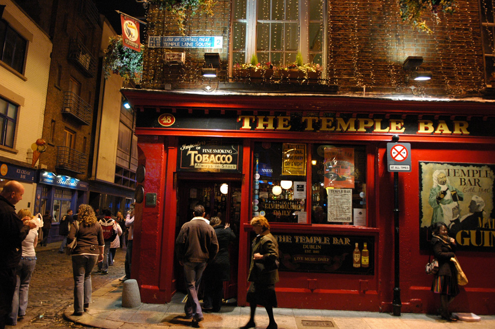 DUB Dublin - The Temple Bar Pub by night 01 3008x2000