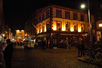 DUB Dublin - Farringtons Pub on Temple Bar by night 3008x2000