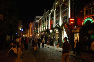 DUB Dublin - Pubs on Temple Bar Square by night 01 3008x2000