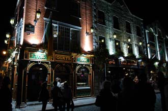 DUB Dublin - Pubs on Temple Bar Square by night 02 3008x2000