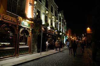 DUB Dublin - Pubs on Temple Bar Square by night 03 3008x2000