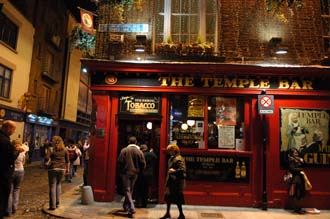 DUB Dublin - The Temple Bar Pub by night 01 3008x2000