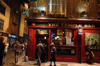 DUB Dublin - The Temple Bar Pub by night 01 3008x2000