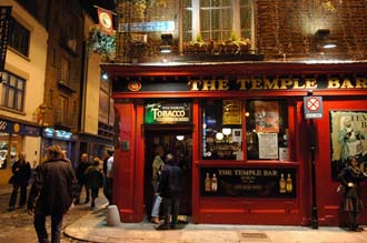 DUB Dublin - The Temple Bar Pub by night 02 3008x2000
