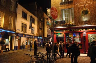 DUB Dublin - The Temple Bar Pub by night 03 3008x2000