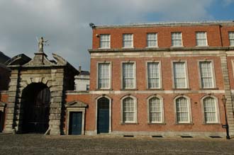 DUB Dublin Castle - Cork Hill Gate and modern building 3008x2000