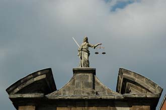 DUB Dublin Castle - detail of Cork Hill Gate with Justitia statue 3008x2000