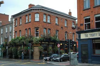 DUB Dublin - Pub on Pearse Street near Trinity College 3008x2000