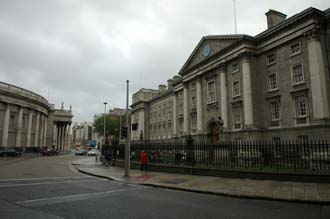 DUB Dublin - Trinity College main portal and College Street 3008x2000