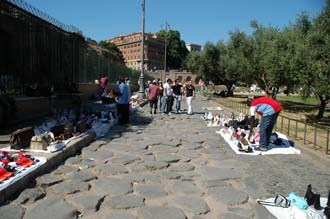 FCO Rome - Colosseum ambulant vendors of counterfeit brand articles 02 3008x2000